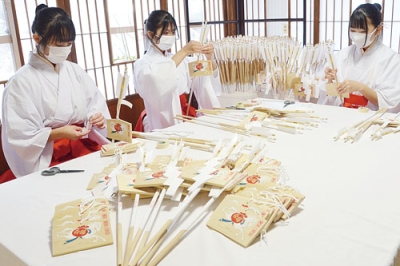 写真：思いを込めて破魔矢を作る巫女たち