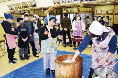 写真：元気よく餅をつく子どもたち