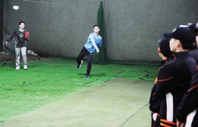 写真：洞爺湖リトルシニアの屋内施設で自主トレーニングを行う石垣投手