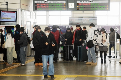 写真：帰省客らで混雑するＪＲ東室蘭駅＝２７日午後０時２０分ごろ