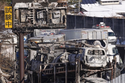 写真：関越自動車道下り線で発生した多重事故の現場＝２７日午前１０時５分、群馬県みなかみ町