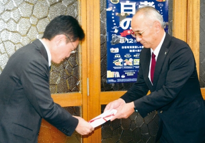 写真：大塩町長に目録を手渡す清水分会長（右）