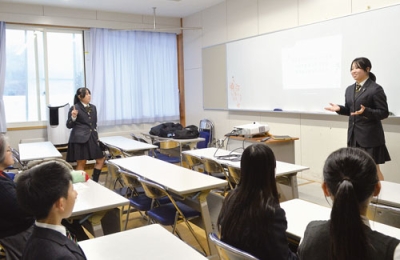 写真：キャリア探究で身に着けた力や進路選択についてアドバイスする発表者