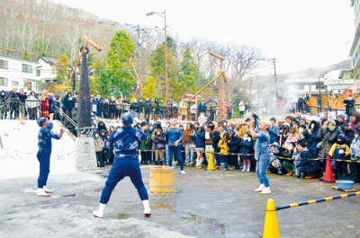 写真：観光客に人気の「子宝もちつき舞」＝１月１日、泉源公園