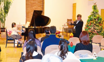 写真：フルートとピアノで「アベ・マリア」を演奏する親子