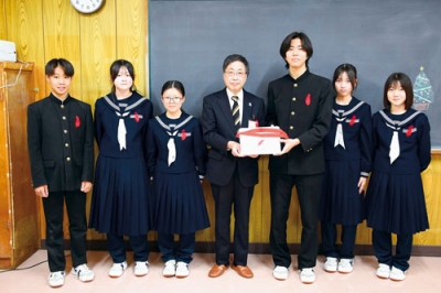 写真：学校募金の善意を寄託した港北中生徒会メンバー