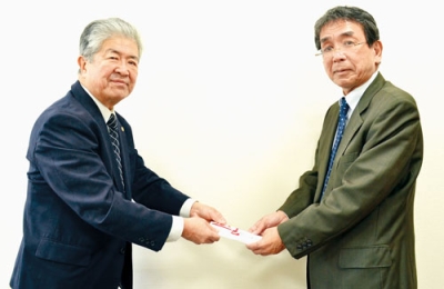 写真：寄付の目録を手渡す金濱会長（左）