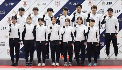 写真：スピードスケートのミラノ・コルティナ冬季五輪代表に選ばれ、ポーズをとる高木美帆（前列中央）、森重航（後列中央）ら。日本スケート連盟は初選出となる吉田雪乃（前列左から２人目）ら代表１４人を発表した＝２８日、長野市エムウェーブ
