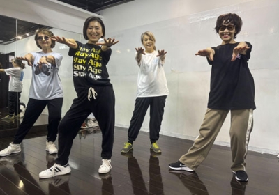 写真：生徒と一緒に踊る、ダンス講師の長元梨紗さん（左から２人目）＝２０２５年１２月、大阪市