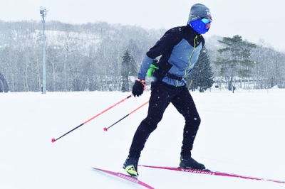 写真：シーズン入りを迎えたグラウンドで滑りを楽しむ愛好者