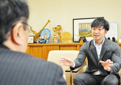 写真：小笠原市長に道市長会での活動内容を説明する徳野さん