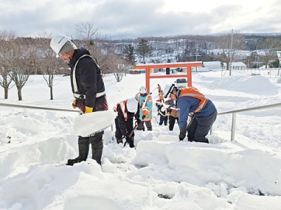 写真：神社の参道を除雪する高橋建設社員ら（提供写真）