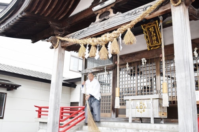 写真：本殿に取り付けられた立派なしめ縄飾り