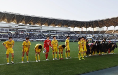 写真:大津に敗れ、あいさつする北海イレブン=フクアリ