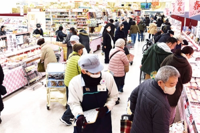写真：買い物客でにぎわうスーパーの店内＝２９日、スーパーアークス中島店