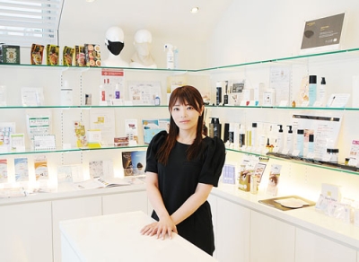 写真：「若さと健康、美しさを守る美容・予防医療のかかりつけ医」を目指すと語る恩田代表（左写真）と、閑静な住宅街に建てられた「ＥＩＭＹ　ＣＬＩＮＩＣ」