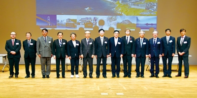 写真:発足した室蘭・西胆振GX推進協議会。洋上風力の製造拠点化へ西胆振全体で取り組むことを誓った