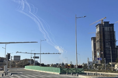 写真：台湾の対岸にある中国福建省福州市平潭から上空へ発射された複数の飛行体＝３０日（共同）