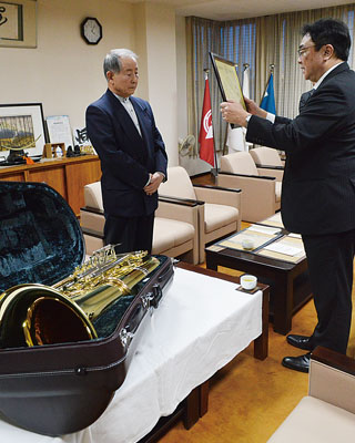 写真:小笠原市長から感謝状を受け取る平さん(左)