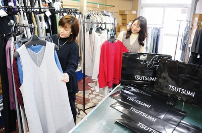 写真：福袋に商品を詰め込むつつみのスタッフ