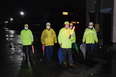 写真：夜の住宅街をパトロールする旭町会の役員たち