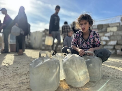 写真：イスラエル軍の攻撃でインフラ設備が被害を受けたガザ南部ハンユニスでの緊急給水支援＝１１月（ゲッティ＝共同）