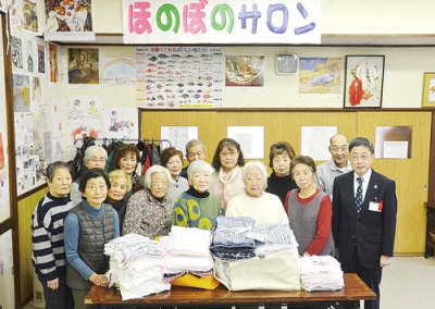 写真：清拭布を贈るときわ地区ほのぼのサロンメンバー