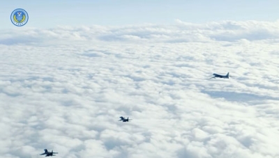 写真：飛行する中国軍の軍用機。同軍の東部戦区が３０日に台湾周辺での軍事演習の一場面として「微信（ウィーチャット）」の公式アカウントに投稿した（共同）