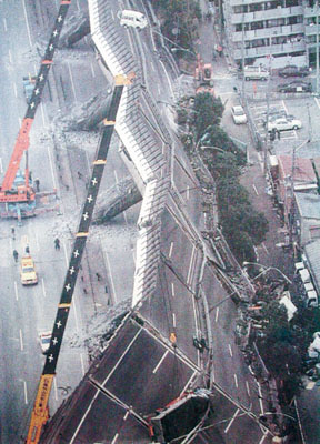 写真：阪神・淡路大震災を契機として「自助・共助・公助」が広まった