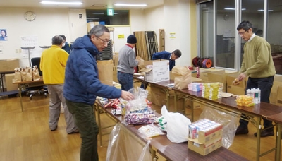 写真：手際よく袋詰めの作業を行う組合員ら