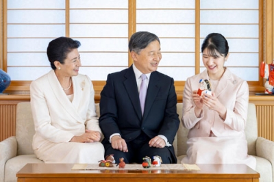 写真：新年を迎えるに当たり、干支であるうまの伝統工芸品を見られる天皇ご一家＝２０２５年１２月２３日、皇居・御所（宮内庁提供）