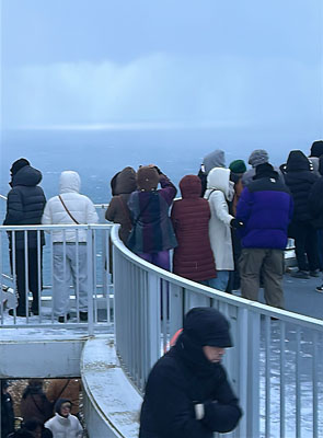 写真：初日の出を見ようと集まった見物客たち＝１日午前７時５分ごろ、地球岬展望台