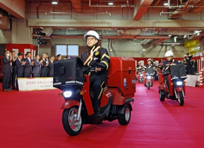 写真：新春の便りを携え、街へ向かう配達員＝１日朝、東京・新宿郵便局