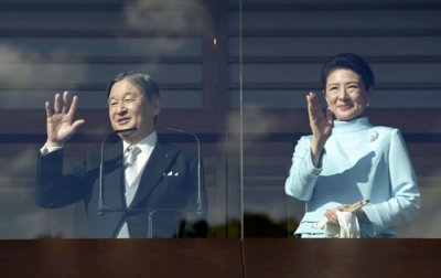 写真：新年一般参賀で、集まった人たちに手を振られる天皇、皇后両陛下＝２日午前、宮殿・長和殿