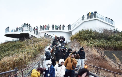 写真：初日の出を見ようと、大勢の市民らが足を運んだ地球岬展望台＝１日午前７時ごろ