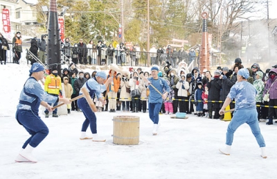 写真：観光客を楽しませた「子宝もちつき舞」