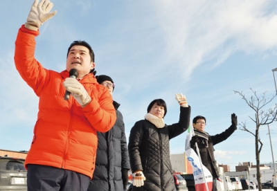 写真：演説で生活支援策の強化を訴える山岡衆院議員（左）