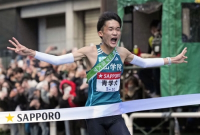 写真：ゴールする青学大のアンカー・折田壮太。史上初となる２度目の総合３連覇を果たした＝東京・大手町