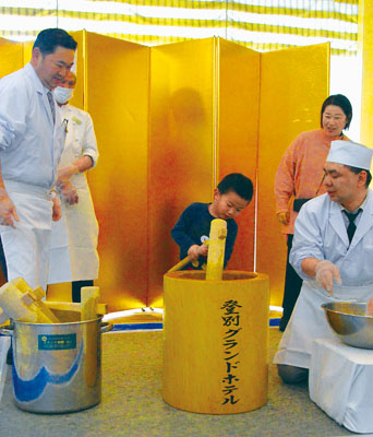 写真:餅つきを楽しむ子ども