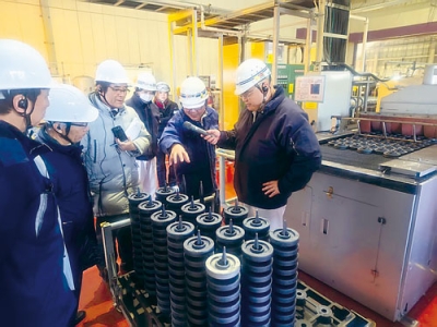 写真:工場内を見学する中嶋氏(左から3人目)ら