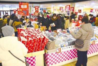 写真:福袋やお買い得商品を求める人でにぎわう店内=1日、イオン室蘭店