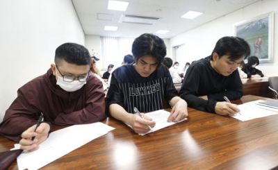 写真：食品加工会社で日本語を勉強するベトナム人従業員＝東京都内