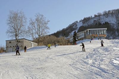 写真：訪日スキー客らが訪れる新潟県湯沢町の湯沢高原スキー場＝２０２５年１２月