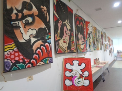 写真：礼文凧の大凧をはじめ日本各地の凧が来館者を出迎えます（写真は昨年の展示）