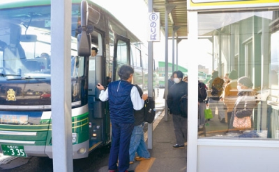 写真：札幌行き高速バスに乗車する帰省客ら＝４日午後１時１０分ごろ、東町ターミナル