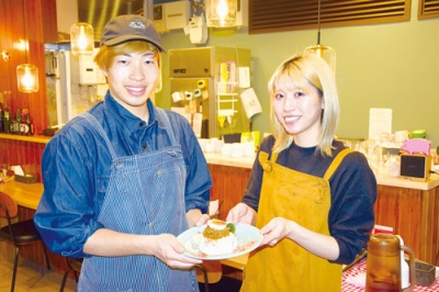 写真：ランチのお薦めのメニューをＰＲする大北さん（左）と川端さん