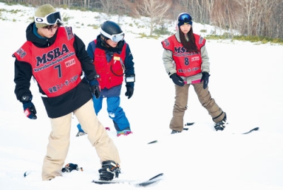 写真:スノーボードに親しむ受講者