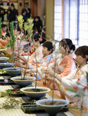 写真：華道家元・池坊の「初生け式」で花を生ける参加者＝５日午前、京都市中京区