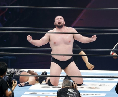 写真：プロレスのデビュー戦で勝利し、雄たけびを上げるウルフ・アロン＝東京ドーム