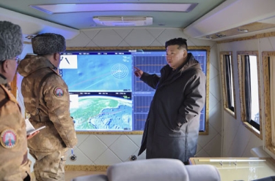 写真：朝鮮人民軍が行った極超音速ミサイルの発射訓練を視察する北朝鮮の金正恩朝鮮労働党総書記＝４日、平壌（朝鮮中央通信＝共同）